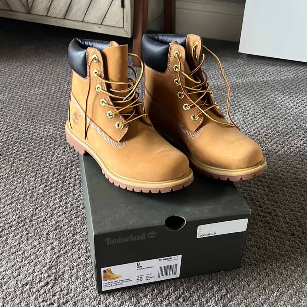 NWT Timberland Premium 6” waterproof boot wheat unbuckle, never worn.